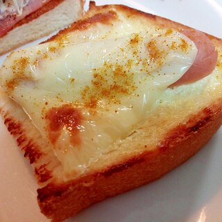ウインナーとチーズのカレー香るミニトースト